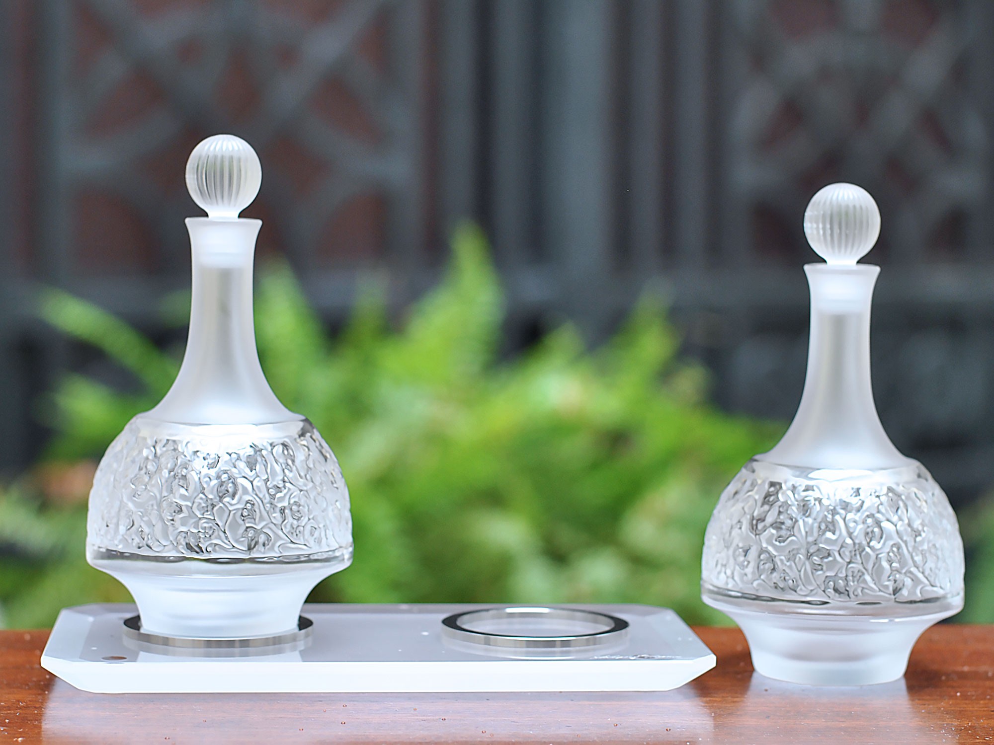 Oliera: Lalique Set di 2 Ampolle Versailles Olio/Aceto e Vassoio