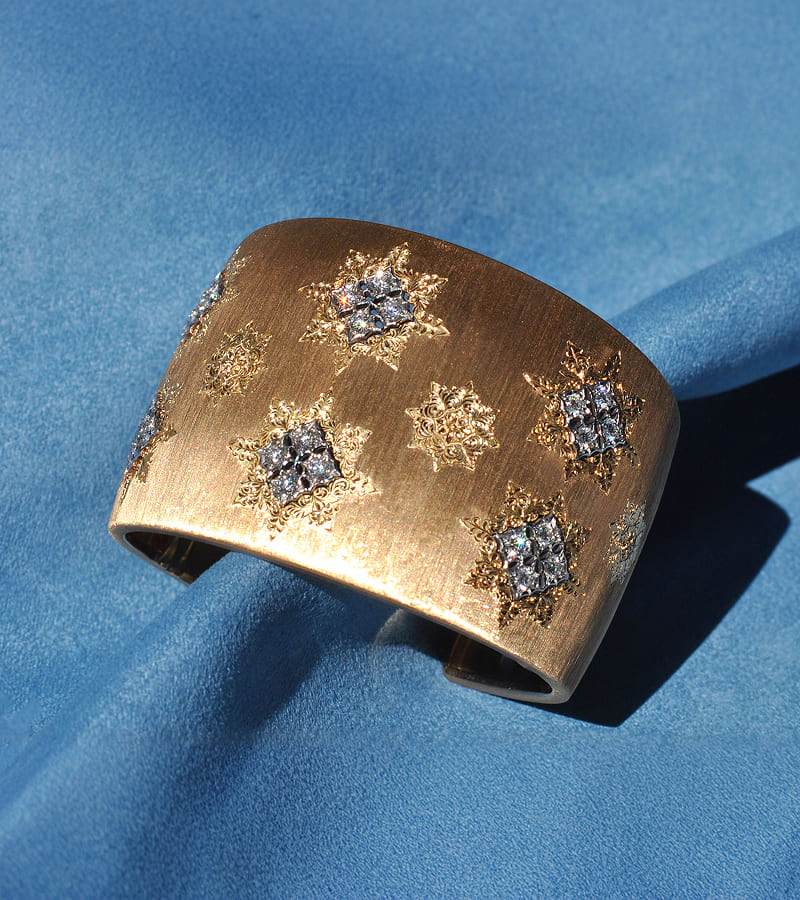 Bracciale rigido Buccellati cesellato in oro e diamanti - Parenti Firenze
